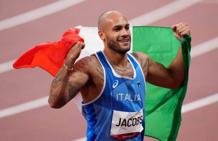 epa09385792 Lamont Marcell Jacobs of Italy celebrates after winning the Men's 100m final during the Athletics events of the Tokyo 2020 Olympic Games at the Olympic Stadium in Tokyo, Japan, 01 August 2021. EPA/JOE GIDDENS AUSTRALIA AND NEW ZEALAND OUT