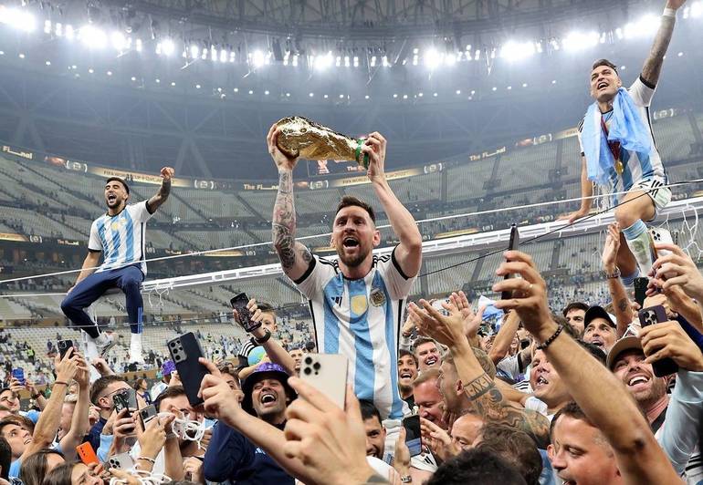 Messi alza la Coppa del mondo. Foto Ansa/SIR