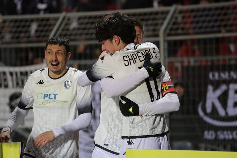 Shpendi abbracciato da Bianchi. Foto Marco Rossi