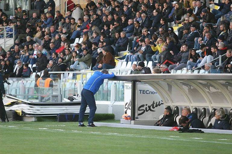 Mister Angelini sconsolato china la testa sulla panchina dopo che il Cesena ha subito il pari dal Montegiorgio. La partita finirà poi 1-1. (Pippo Foto) 