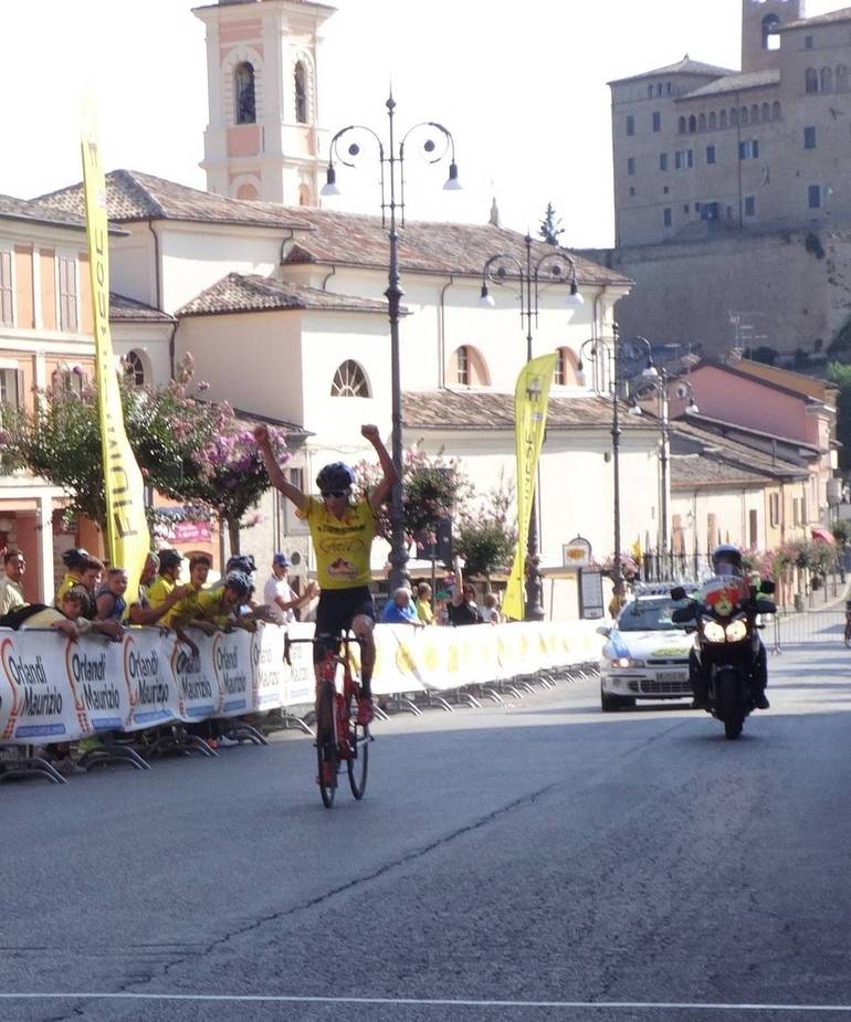 L'arrivo vittorioso del ciclista della Fiumicinese, l'allievo gambettolese Sedrit Facja