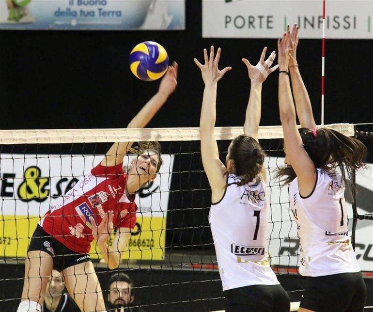 Volley Club Cesena B1 femminile, Macerata espugna il Carisport