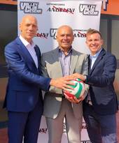 Nella foto: da sinistra Maurizio Morganti, presidente del Volley Club Cesena; Alberto Angelini col figlio Mattia, titolari di Elettromeccanica Angelini