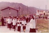 foto rarissima di 50 anni fa, 1968, il parroco don Valentino Caufin morto nel dicembre scorso insieme ai chierichetti