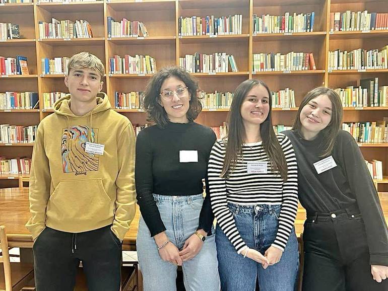 I quattro giovani in biblioteca