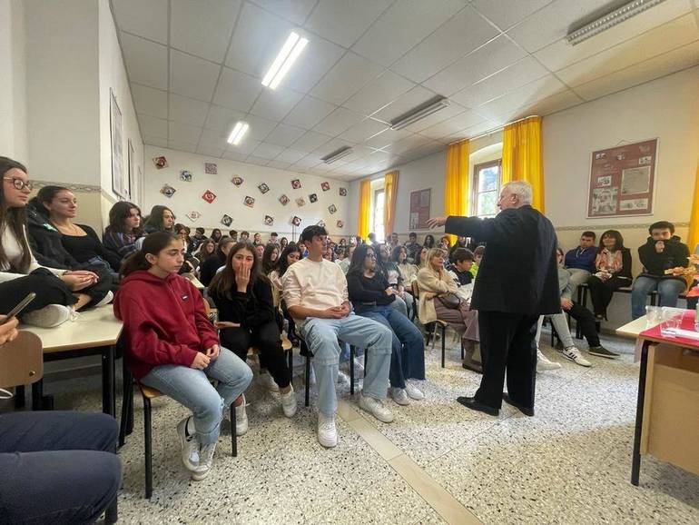 Questa mattina il cardinale Gualtiero Bassetti a Bagno di Romagna, a colloquio con gli studenti della sede distaccata del liceo "Righi" di Cesena
