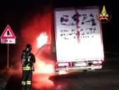 Camion incendiato sulla E45