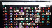 L'immagine del monitor con tutti i partecipanti alla riunione online. In tutto un centinaio