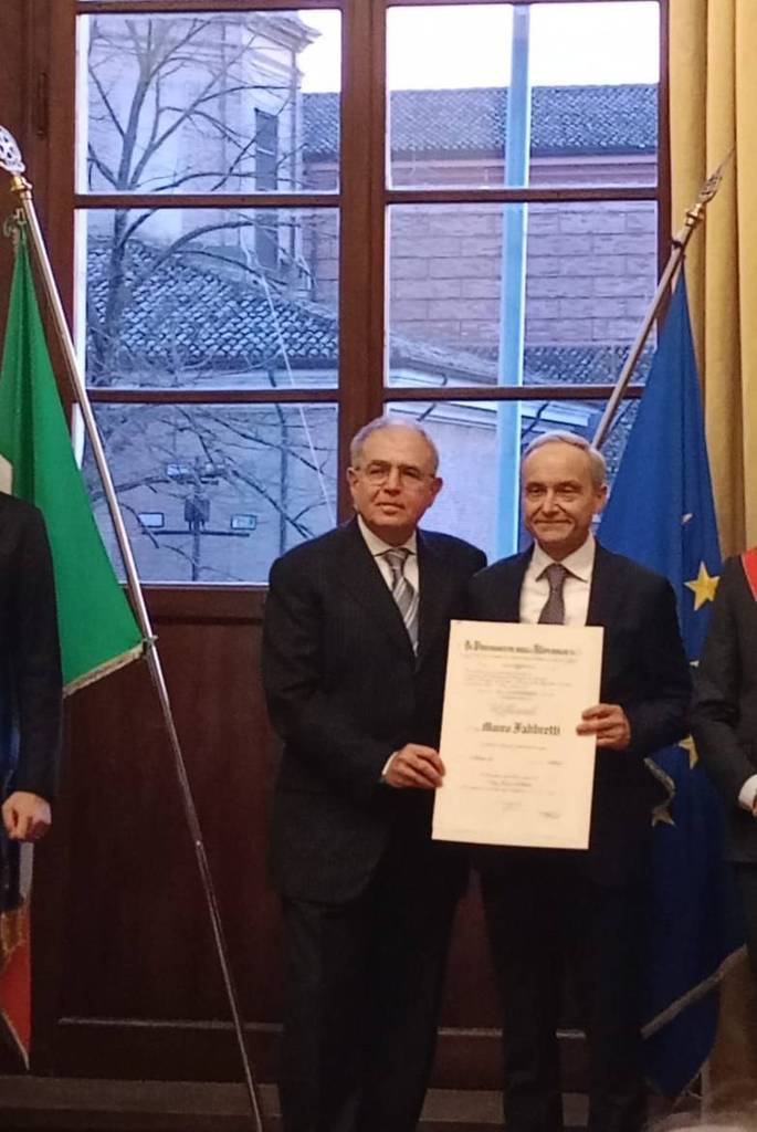 Nella foto il presidente della Bcc di Sarsina Mauro Fabbretti riceve il diploma di benemerenza dal prefetto Rinaldo Argentieri