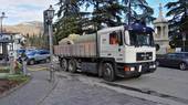 La foto è stata scattata questa mattina a Sarsina. Un camion e un operatore di Hera portano acqua nella città plautina