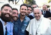 I componenti il gruppo rock dei The sun in un selfie con papa Francesco scattato sabato scorso al Circo massimo, a Roma, durante l'incontro del Pontefice con i giovani italiani