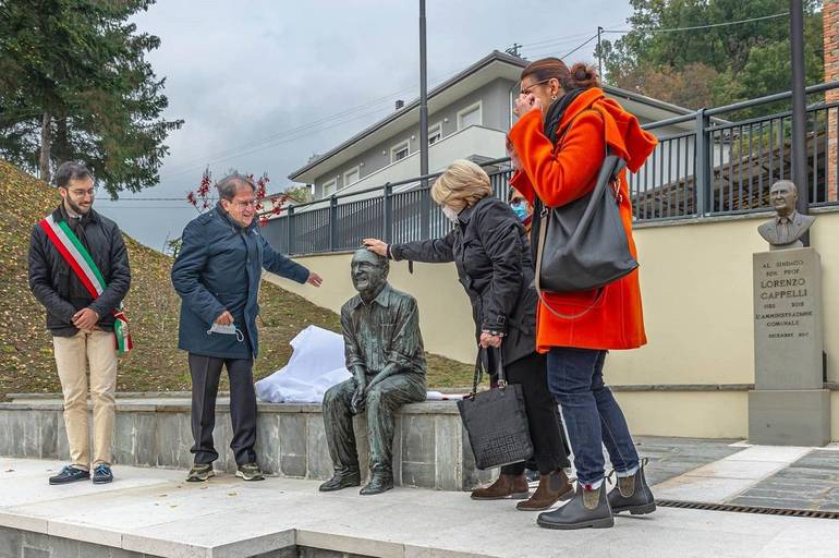 Un momento dell'inaugurazione della statua di Domenico Neri svoltasi domenica 31 ottobre a Ranchio di Sarsina