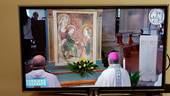 Al termine della Messa di questa mattina a San Piero in Bagno, il vescovo Douglas rende omaggio all'immagine della Madonna di Corzano. Foto Pier Giorgio Marini