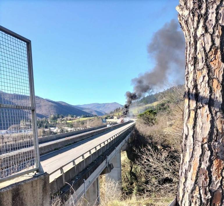 Mezzo in fiamme, riaperta la strada statale 3 bis “Tiberina”