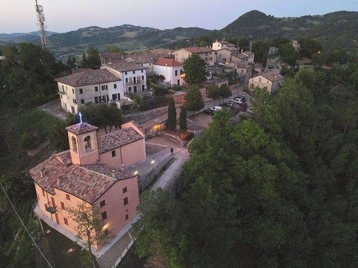 Il borgo di Montepetra dall'alto. Foto d'archivio