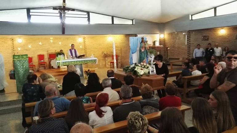 Nella foto un momento del funerale del 19enne Marco Ugolini celebrato oggi nella chiesa di Santa Maria Buona (Bertinoro)