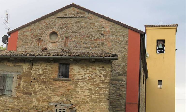 nella foto l'antico muro della chiesa con i segni delle precedenti costruzioni