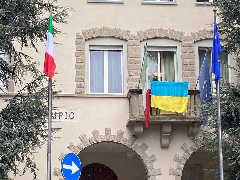 Bandiera ucraina in Municipio a Sarsina