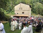 La processione introitale della Messa delle 11 di oggi all'eremo di sant'Alberico (Verghereto)