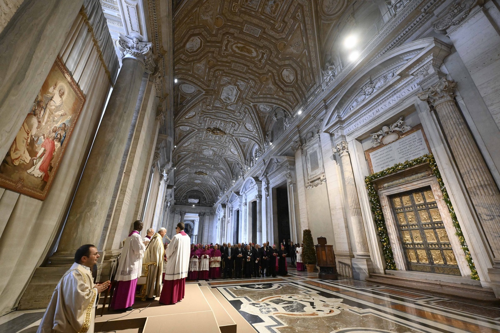 Vaticano, 9 maggio 2024: Ascensione del Signore. Papa Francesco nell’atrio della basilica di San Pietro per la consegna e lettura della Bolla di indizione del Giubileo 2025. Porta Santa. Foto Vatican Media/SIR
