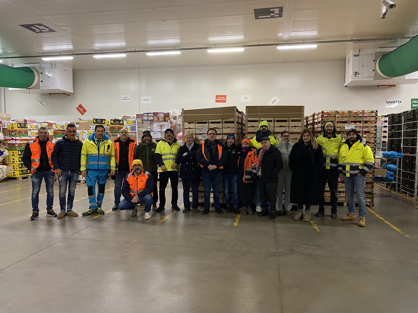 Il gruppo dei volontari in partenza per Lezajsk, in Polonia, con un carico di 120 tonnellate di aiuti umanitari pro Ucrain