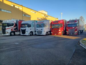 Nella foto i cinque tir provenienti dalla Romagna nel piazzale del magazzino della Caritas di Lezajsk, Polonia