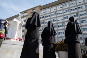 Gente in preghiera davanti al policlinico "Gemelli" di Roma dove è ricoverato papa Francesco dal 14 febbraio scorso. Foto Marco Calvarese/SIR