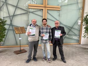 Da sinistra, nella foto: Giovanni Benini, l'artista-matematico Gianluca Bosi, e un altro membro della comunità avventista cesenate