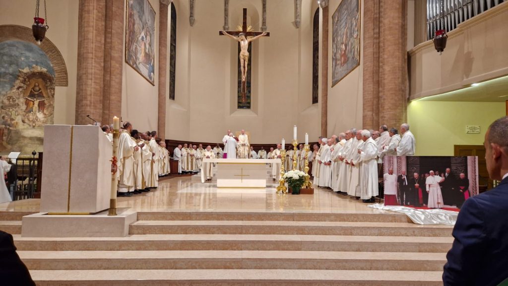 Sulla destra del presbiterio l'immagine di papa Francesco a Cesena, il primo ottobre 2017. Foto Pier Giorgio Marini