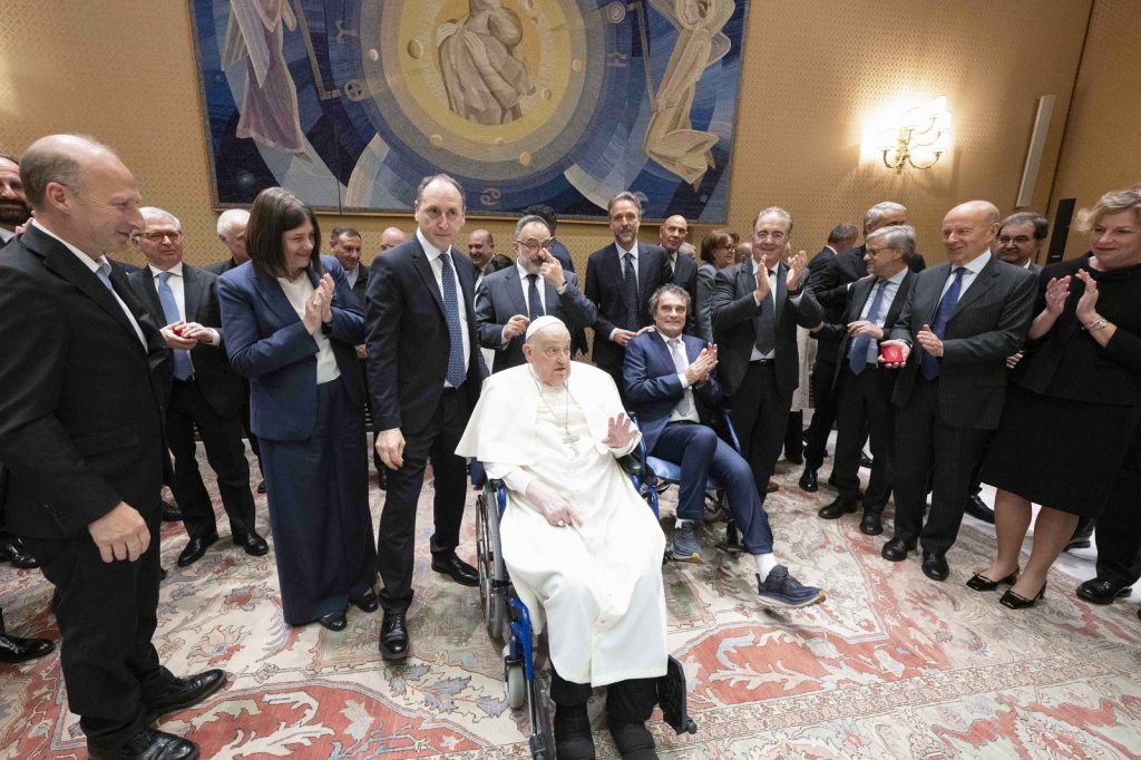 Vaticano, 16 aprile 2025. Incontro di Papa Francesco con il personale sanitario del Gemelli e del Vaticano. Foto Vatican Media/SIR