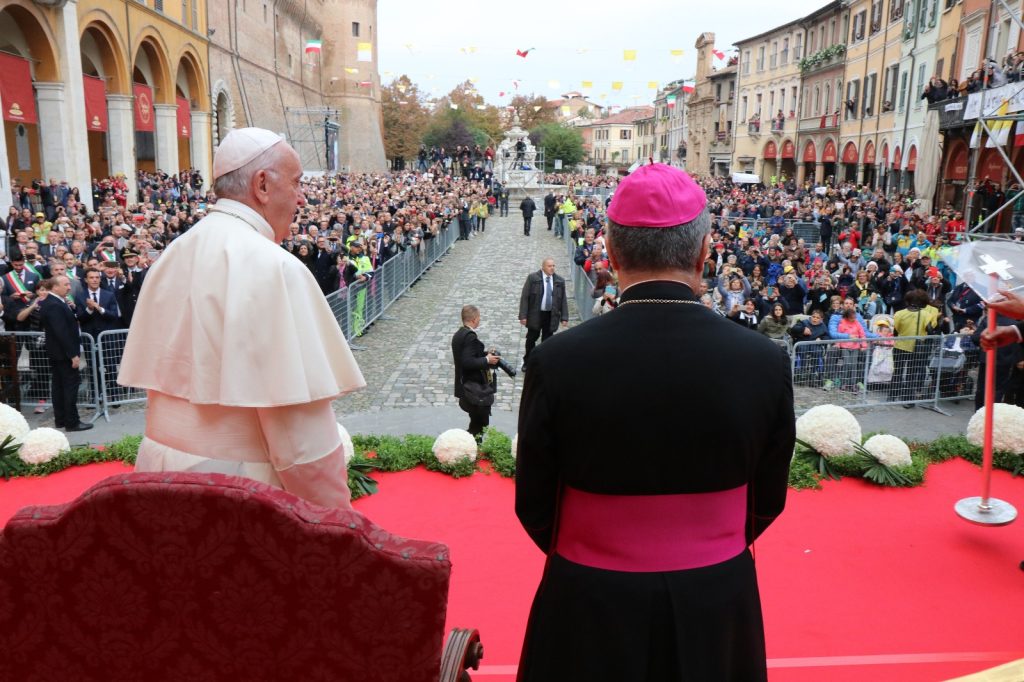 Nella foto di Pier Giorgio Marini papa Francesco con il vescovo Douglas in piazza del Popolo la mattina di domenica 1 ottobre 2017.