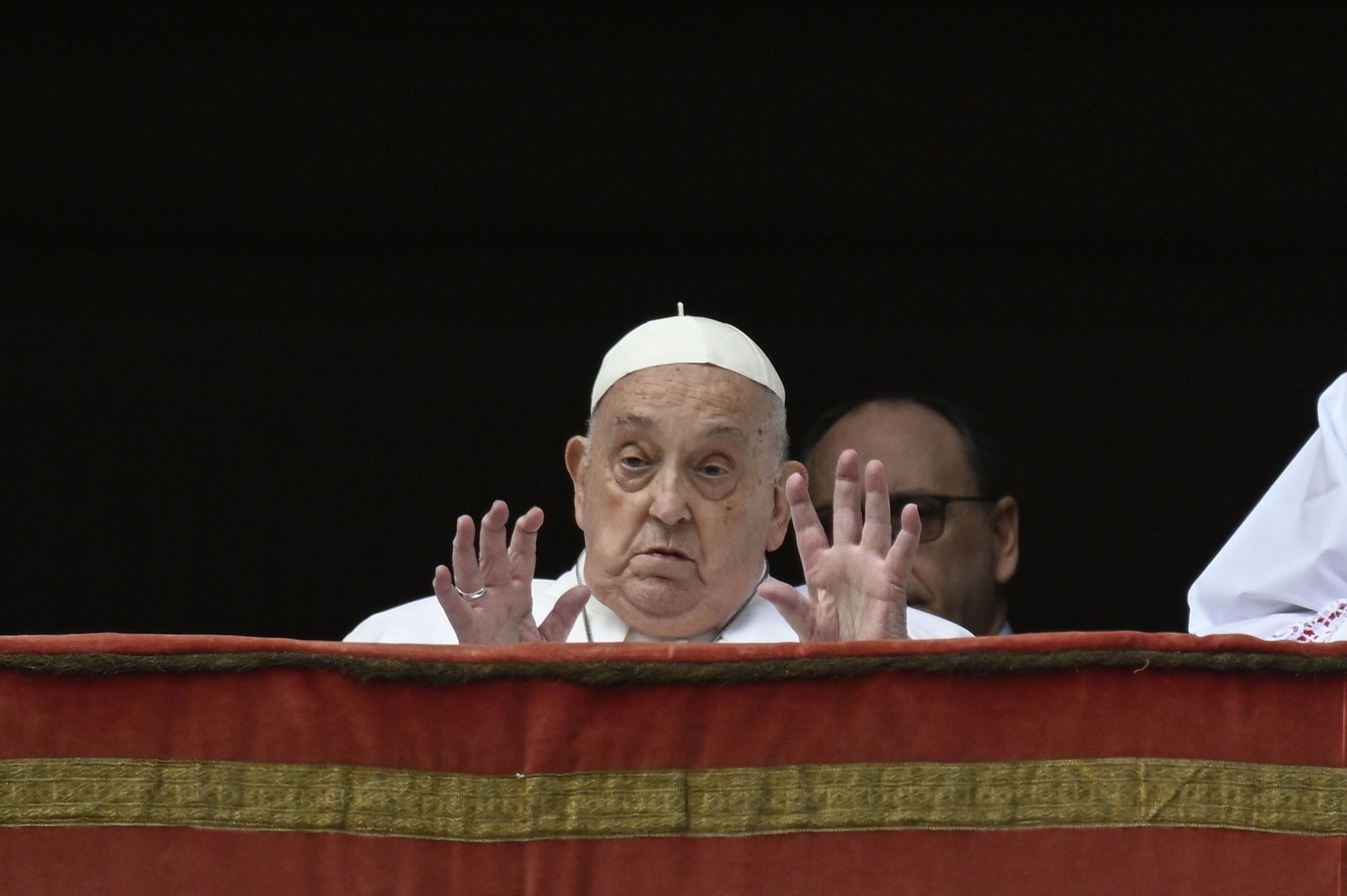 Papa Francesco ieri per la benedizione Urbi et orbi nel giorno di Pasqua. Foto Vatican Media/SIR