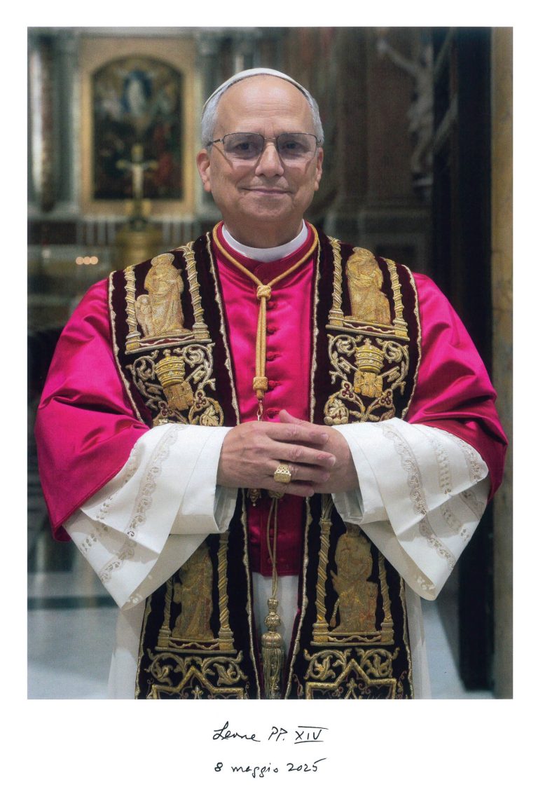Papa Leone XIV, pubblicati lo stemma, il motto e la foto ufficiale ...
