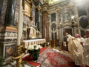 L'arcivescovo Antonio Giuseppe Caiazzo al termine della Messa mentre incensa l'immagine della Madonna del Popolo nel giorno della festa della patrona della Diocesi. Foto Pier Giorgio Marini
