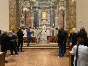 Nella foto, un momento della preghiera di giovedì scorso, 1 maggio, al termine della Messa durante il pellegrinaggio diocesano alla Madonna del Popolo.