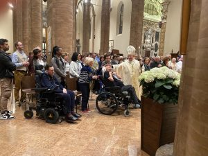 Il vescovo Antonio Giuseppe Caiazzo al suo ingresso si ferma a salutare le persone disabili in prima fila. Cattedrale di Cesena, 1 maggio 2025, festa della Madonna del Popolo, patrona della Diocesi
