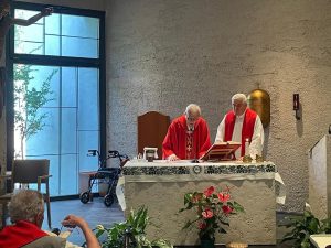 Nella foto, don Crescenzio Moretti mentre celebra questa mattina al "don Baronio" per i suoi 75 anni di sacerdozio. Con lui all'altare don Tarcisio Spinelli