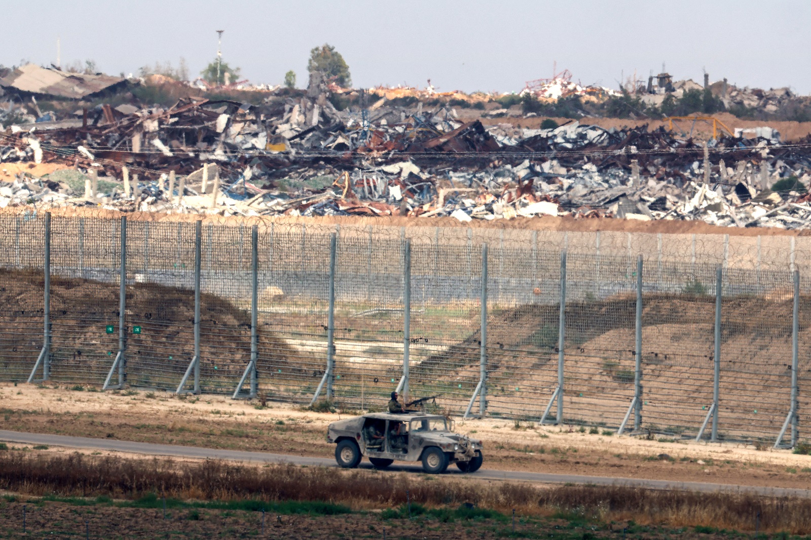 Sud di Israele al confine con la Striscia di Gaza, 27 maggio 2025: veicolo israeliano in pattuglia. Distruzione causata dal conflitto Israele Palestina. Foto Afp/SIR