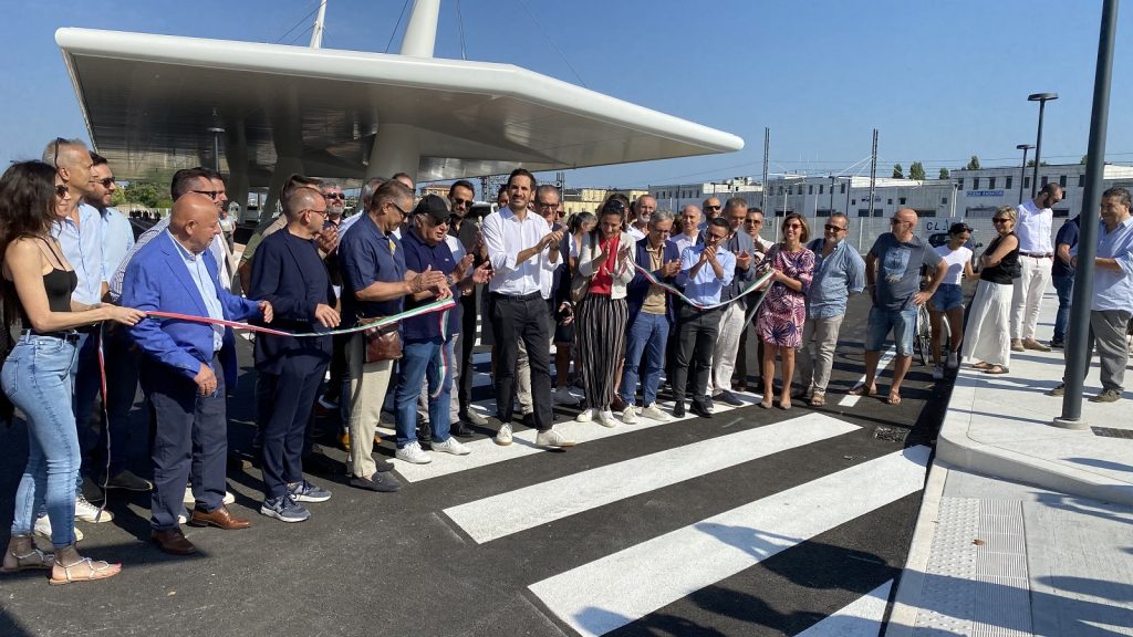 Il taglio del nastro di questa mattina della nuova autostazione, in viale Europa