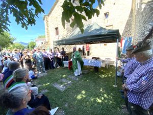 Il vescovo don Pino Caiazzo mentre pronuncia a braccio l'omelia, questa mattina a Tavolicci (Verghereto) in ricordo della strage avvenuta il 22 luglio 1944 che causò 64 vittime innocenti. Sull'altare con monsignor Caiazzo, il parroco di Sarsina, don Rudy Tonelli, e il diacono Giuseppe Massimo Giannini