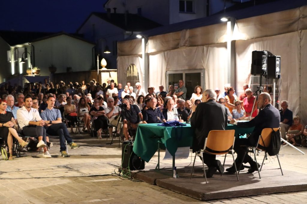 Centinaia di persone ieri sera a Cesenatico per l'incontro con il cardinale Matteo Zuppi, arcivescovo di Bologna, ai Lunedì culturali proposti dalla parrocchia di San Giacomo guidata da don Gian Piero Casadei. Foto Sandra e Urbano fotografi a Cesena