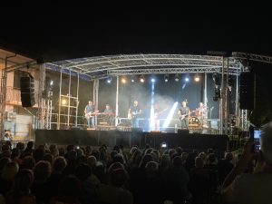 Nella foto un momento del concerto di Alberto Bertoli, ieri sera in piazza a Gatteo, per la festa del patrono, san Lorenzo