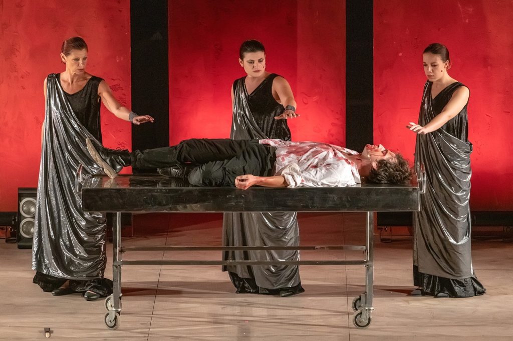 Plautus-festival-2025.ORESTE-Marco-Imparato-CORO-Valeria-Cimagli-Alessia-Ferrero-Stefania-Bassino