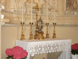 Nella foto, il sacro corporale custodito nella chiesa parrocchiale di Bagno di Romagna intitolata a Santa Maria Assunta