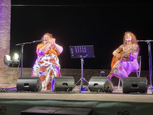 Nella foto il duo Ebbanensis ieri sera al castello di Longiano, per Borgo Sonoro edizione 2025