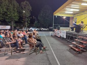 Sul palco della festa parrocchiale di Bulgarnò ieri sera sono stati protagonisti il medico-poeta Franco Casadei e la cantautrice Cristina Piraccini. Foto Marco Paolucci