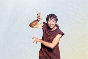 Nella foto, l'attore Giovanni Scifoni nei panni di Fra'