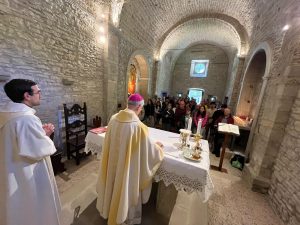 Nella foto, l'arcivescovo Antonio Giuseppe Caiazzo mentre celebra la Messa nella chiesa all'eremo di Sant'Alberico con gli amici di Melissano (Lecce), paese natale del venerabile don Quintino Sicuro