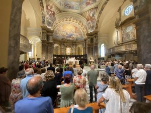 Basilica del Monte gremita di fedeli questa mattina per la Messa delle 8 presieduta da don Fabio Pagliarani in occasione della solennità dell'Assunta