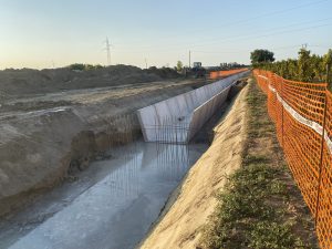 Il canale in prefabbricato che si sta realizzando in fondo alla via Sarzola, verso lo scolo Fossalta del Rigoncello